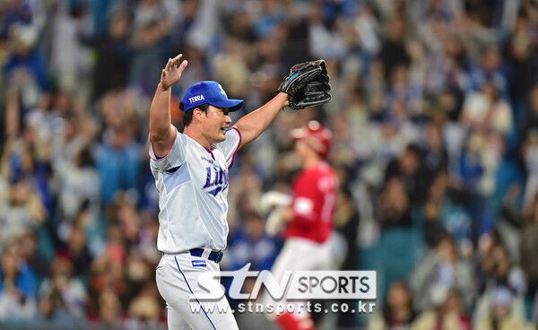 14일 오후 대구 삼성라이온즈파크에서 열린 프로야구 신한은행 SOL 2023 KBO리그 SSG 랜더스의 경기와 삼성 라이온즈의 경기, 5대3으로 승리한 삼성 마무리 투수 오승환이 KBO리그 최초 개인 통산 400세이브를 달성한 뒤 기뻐하고 있다. 사진┃뉴시스