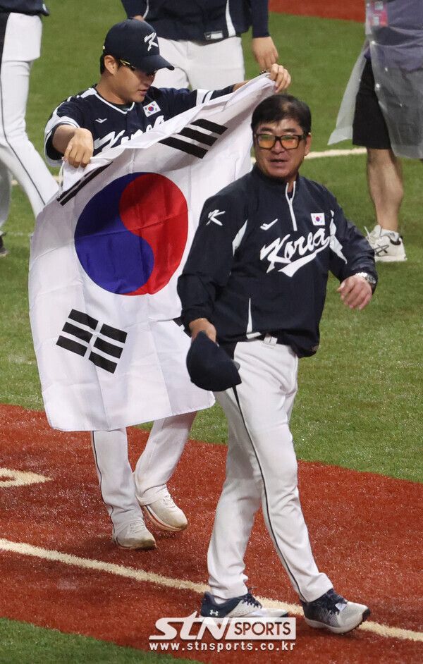 7일 중국 사오싱 야구장 1구장에서 열린 2022 항저우 아시안게임 남자 야구 결승전 한국 대 대만의 경기, 금메달을 확정 지은 한국 선수들과 류중일 감독이 기뻐하고 있다. 사진┃뉴시스