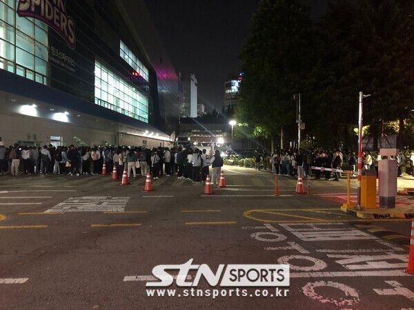 경기 종료 후 김연경을 보기 위해 운집한 팬들. 사진┃이형주 기자(삼산체육관)