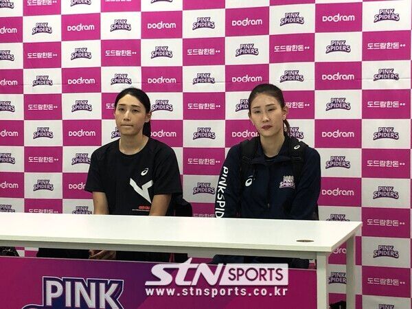 경기 후 친구이자 동료인 김수지(우측)와 인터뷰 중인 김연경(좌측). 사진┃이형주 기자(삼산체육관)
