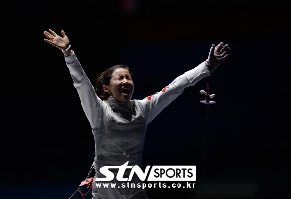 2014 인천아시안게임 펜싱 여자 플뢰레 단체전 결승전 경기에서 중국을 꺾고 금메달을 확정 지은 한국 남현희가 환호하고 있다. 남현희는 은퇴한 후 펜싱 아카데미를 설립해 새로운 도전을 시작한다.