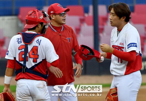 팀을 떠나는 서재응 코치(사진 중앙). 사진┃뉴시스