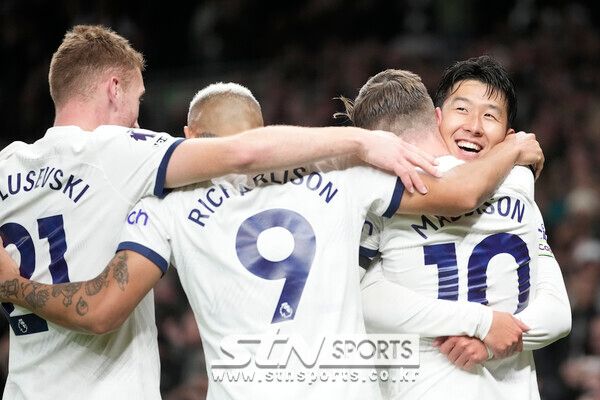 토트넘 홋스퍼의 손흥민(오른쪽)이 23일(현지시각) 영국 런던의 토트넘 홋스퍼 스타디움에서 열린 2023-2024시즌 잉글랜드 프리미어리그(EPL) 9라운드 풀럼과의 경기 후반 9분 제임스 매디슨의 추가 골에 도움을 기록한 후 매디슨을 안아주고 있다. 손흥민은 1골(리그 7호) 1도움을 기록하며 팀의 2-0 승리를 이끌었고 토트넘은 리그 1위로 올라섰다. 사진┃뉴시스/AP