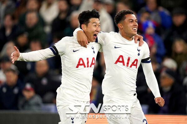 토트넘 홋스퍼의 손흥민이 27일(현지시각) 영국 런던의 셀허스트 파크에서 열린 잉글랜드 2023~24시즌 프리미어리그(EPL) 10라운드 크리스털 팰리스와의 경기 후반 21분 팀의 두 번째 골을 넣고 브레넌 존슨과 함께 환호하고 있다. 손흥민은 시즌 8호 골로 득점 단독 2위로 올라섰고 토트넘은 2-1로 승리했다. 사진┃뉴시스