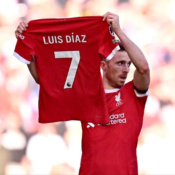 루이스 디아스의 유니폼을 들어올리는 디오구 조타. 사진┃리버풀 FC