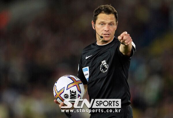 대런 잉글랜드 심판. 사진┃뉴시스/AP