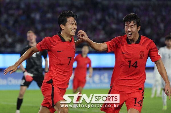 4일 중국 항저우 황룽스포츠센터 스타디움에서 열린 2022 항저우 아시안게임 남자 축구 준결승 한국 대 우즈베키스탄 경기, 전반전 한국 정우영이 추가골을 넣고 기뻐하고 있다. 사진┃뉴시스