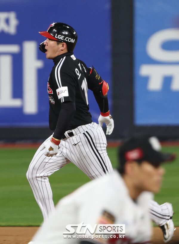 10일 오후 경기 수원시 kt위즈파크에서 열린 2023 KBO 한국시리즈 3차전 LG 트윈스와 kt 위즈의 경기, 9회초 2사 1, 2루 LG 오지환이 3점 홈런을 치고 기뻐하고 있다. 사진┃뉴시스