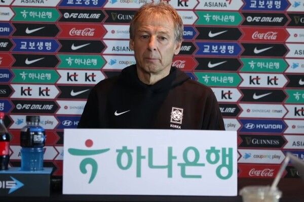 위르겐 클린스만 감독이 이끄는 한국 축구대표팀은 13일 오후 2026 국제축구연맹(FIFA) 북중미 월드컵 아시아 지역 2차 예선을 치르기 위해 소집한다. 이날 오전 온라인 기자회견을 가진 위르겐 클린스만 감독. 사진┃KFA TV