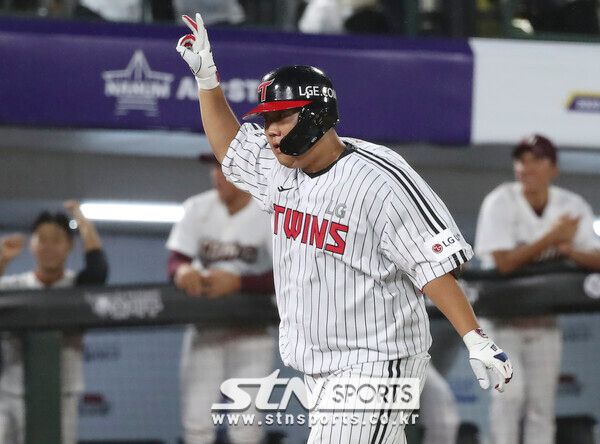 정보명호에 승선한 LG 트윈스 김범석. 사진┃뉴시스