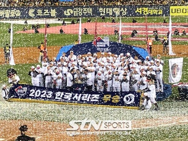 우승을 만끽하는 LG 트윈스 선수단. 사진┃이형주 기자(잠실)