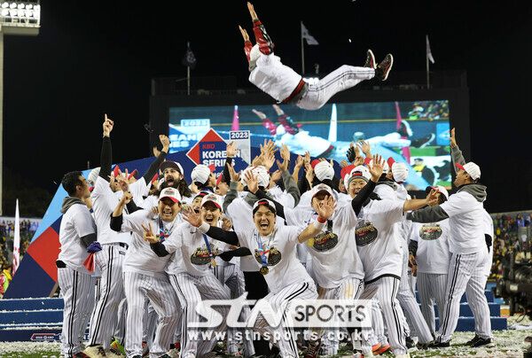 13일 서울 송파구 잠실야구장에서 열린 '2023 신한은행 쏠 KBO 한국시리즈(KS)' 5차전 kt 위즈와 LG 트윈스의 경기. 6대2로 승리하며 한국시리즈 우승을 차지한 LG 트윈스 선수들이 염경엽 감독을 헹가래 치고 있다. 사진┃뉴시스