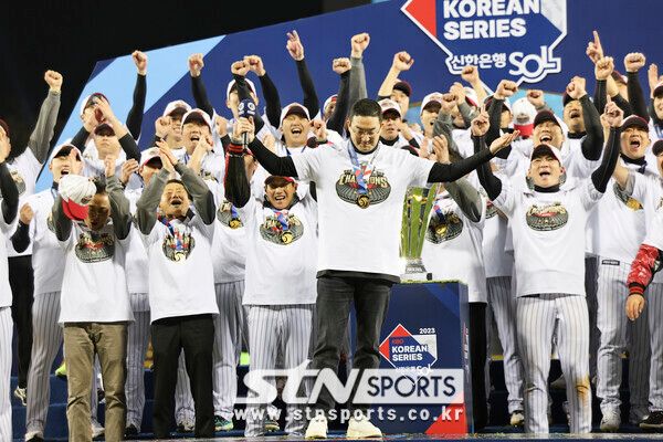 13일 서울 송파구 잠실야구장에서 열린 '2023 신한은행 쏠 KBO 한국시리즈(KS)' 5차전 kt 위즈와 LG 트윈스의 경기에서 LG 트윈스가 6대2로 승리하며 통합 우승을 차지했다. 구광모 LG그룹 회장이 염경엽 감독을 비롯한 선수들과 기뻐하고 있다. 사진┃뉴시스