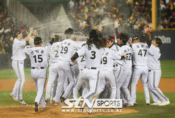 13일 서울 송파구 잠실야구장에서 열린 '2023 신한은행 쏠 KBO 한국시리즈(KS)' 5차전 kt 위즈와 LG 트윈스의 경기. 6대2로 LG 트윈스의 승리. 통합스코어 4대1로 한국시리즈 우승을 차지한 LG 트윈스 선수들이 기쁨을 나누고 있다. 사진┃뉴시스