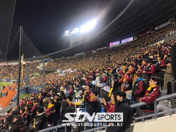 우승 후 기뻐하는 LG 트윈스 팬들. 사진┃이형주 기자(잠실)