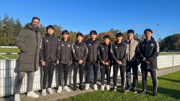 전북 현대 유망주들을 격려한 박지성과 루드 반 니스텔루이. 사진┃전북 현대