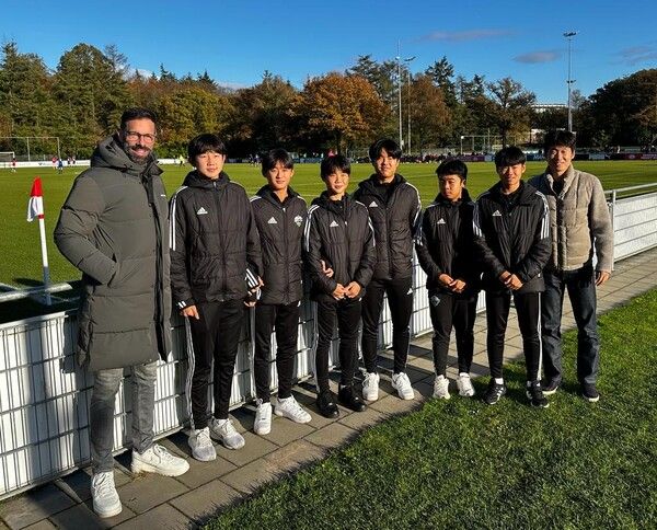 전북 현대 유망주들을 격려한 박지성과 루드 반 니스텔루이. 사진┃전북 현대