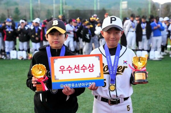 대회 우수선수상에 선정된 이정운(경기 부천시유소년야구단·상일중1), 장윤탁(충남 아산시유소년야구단·희망초6). 사진┃대한유소년야구연맹