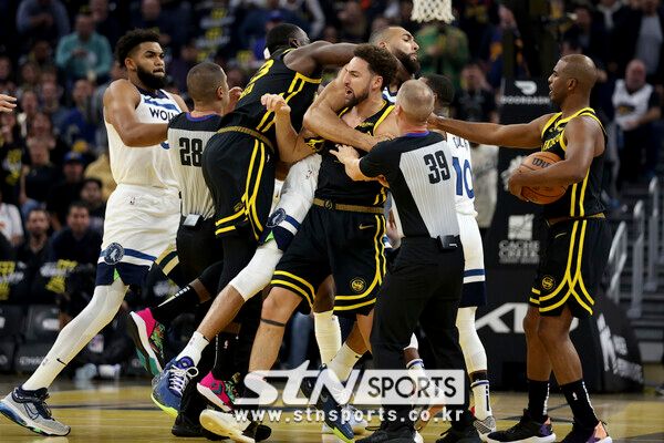 루디 고베어의 목을 휘감는 드레이먼드 그린. 사진┃뉴시스/AP