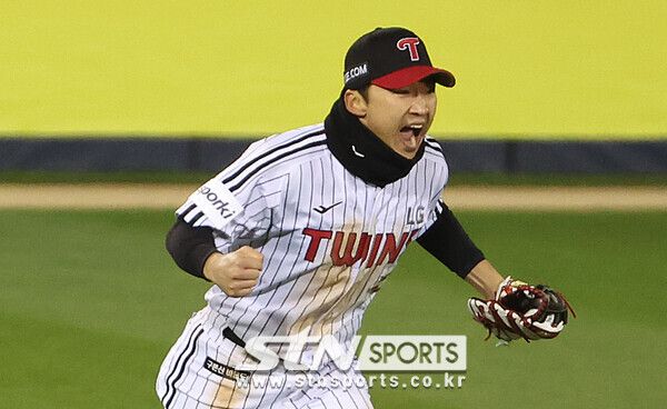 13일 서울 송파구 잠실야구장에서 열린 '2023 신한은행 쏠 KBO 한국시리즈(KS)' 5차전 kt 위즈와 LG 트윈스의 경기, 4회초 2사 1,2루 LG 중견수 박해민이 kt 대타 김민혁 타구를 호수비로 잡아 이닝을 끝내고 포효하고 있다. 사진┃뉴시스