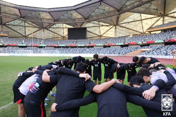 한국 남자 축구대표팀이 19일 중국 선전 유니버시아드 스포츠센터에서 훈련하고 있다. 사진┃KFA