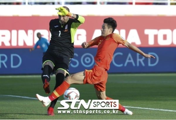 키르기스스탄의 골키퍼 파벨 마티아쉬가 1월 7일 아랍에미리트 알 아인의 칼리파 빈 자예드 스타디움에서 열린 AFC 아시안컵 중국 수비수 우레이의 공을 막아내는 모습이다.