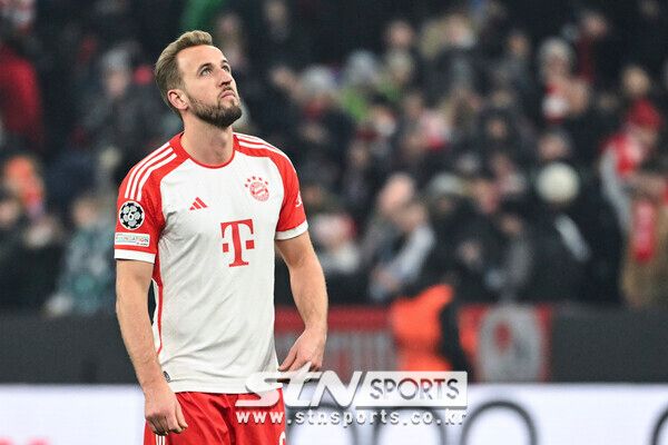 FC 바이에른 뮌헨의 공격수 해리 케인(오른쪽)이 29일(현지시각) 독일 뮌헨의 알리안츠 아레나에서 열린 2023-24 유럽축구연맹(UEFA) 챔피언스리그(UCL) 조별리그 A조 5차전 FC 쾨벤하운(덴마크)와 경기 중 아쉬운 표정을 짓고 있다. 김민재가 휴식한 뮌헨은 0-0 무승부를 기록해 연승 행진을 마감했다. 사진┃뉴시스/AP