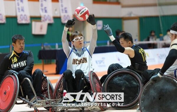 5일 무안군 무안종합스포츠파크 실내체육관에서 열린 제43회 전국장애인체전 휠체어럭비 Quad(선수부) 4강전에서 충북(인피니티)와 인천가스트론팀의 홍태표(가운데)가 볼 다툼을 벌이고 있다. 인천은 충북에 44-62로 패했다. 사진┃박진명 기자