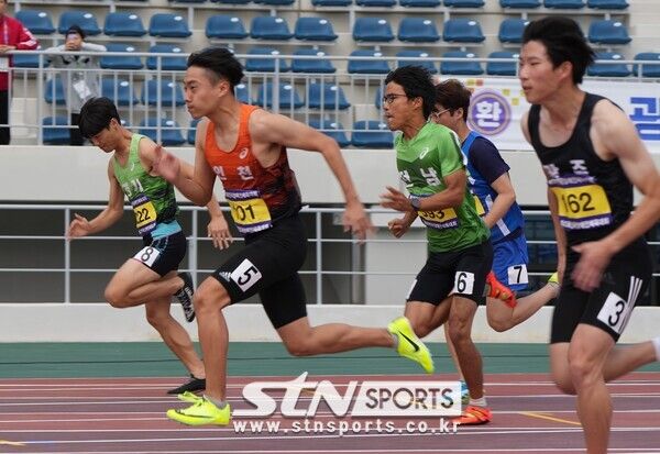 5일 목포종합경기장에서 열린 제43회 전국장애인체전 육상트랙 남자 100m T20(지적(발달)장애) 결승전에서 선수들이 출발 총성에 맞춰 힘차게 트랙을 박차고 있다. 인천 정윤석(왼쪽 두번째)은 12초54의 기록으로 은메달을 목에 걸었다. 사진┃박진명 기자