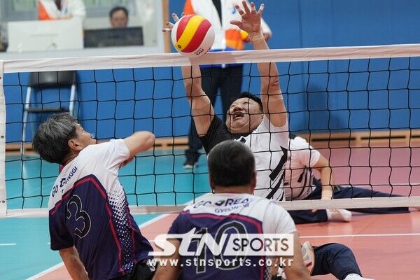 5일 목포시 목포반다비체육센터에서 열린 제43회 전국장애인체전 남자 좌식배구 Open(선수부) 8강전 경기도와의 경기에서 인천장애인배구단 오재완(가운데)이 블로킹하고 있다. 이 경기에서 인천은 세트스코어 2-3(24-26 25-13 18-25 19-25 13-15)로 패했다. 사진┃박진명 기자