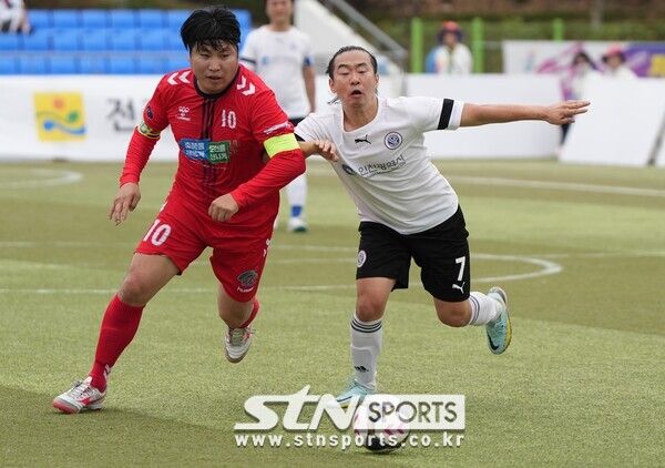 5일 목포시 목포축구센터에서 열린 제43회 전국장애인체전 남자 5인제 축구 B2/B3(시각장애) 8강 경기에서 인천과 충북 양 팀 선수들이 볼 다툼을 하고 있다. 인천은 충북에 0-6으로 패했다. 사진┃박진명 기자