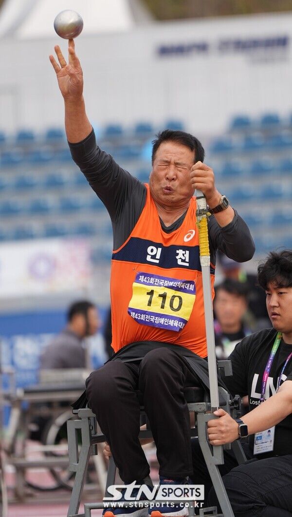 5일 목포종합경기장에서 열린 제43회 전국장애인체전 남자 포환던지기 F54(척수장애) 결승전에서 박상철 선수가 힘차게 던지고 있다. 사진┃박진명 기자