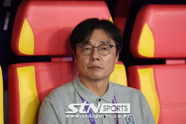 4일 중국 항저우 황룽스포츠센터 스타디움에서 열린 2022 항저우 아시안게임 남자 축구 준결승 한국 대 우즈베키스탄 경기, 황선홍 감독이 감독석에 앉아있다. 사진┃뉴시스