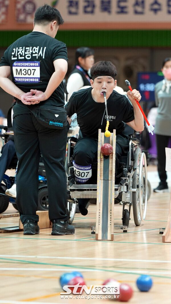 제43회 전국장애인체전 4일차 6일 해남군 우슬체육관에서 열린 보치아-혼성 2인조(페어) BC3(뇌병변장애) 16강전 전북와의 경기에서 인천 박건우가 마우스 스틱으로 공을 굴리고 있다. 이날 인천은 전북에 5-6으로 패했다. 사진┃박진명 기자
