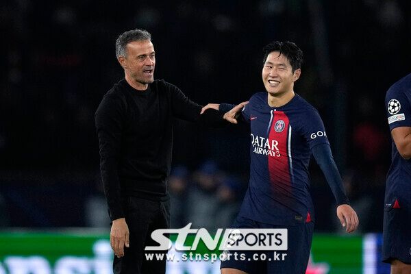 경기 직후 루이스 엔리케 감독(좌측)과 이강인(우측). 사진┃뉴시스/AP