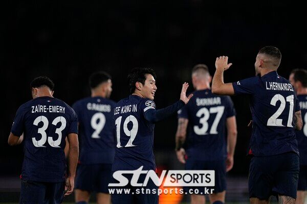 득점 후 동료들의 축하를 받는 이강인. 사진┃뉴시스/AP