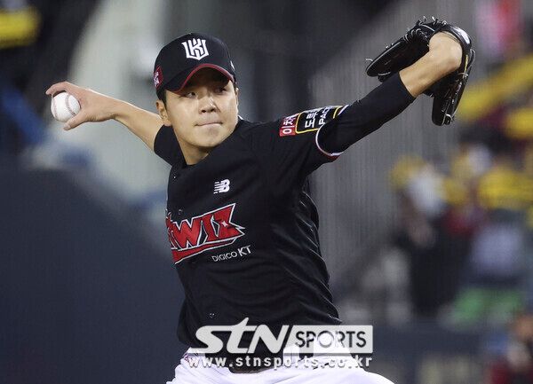 7일 서울 송파구 잠실야구장에서 열린 2023 KBO 포스트시즌 한국시리즈 1차전 LG 트윈스와 KT 위즈 경기, KT의 두번째 투수 손동현이 역투하고 있다. 사진┃뉴시스