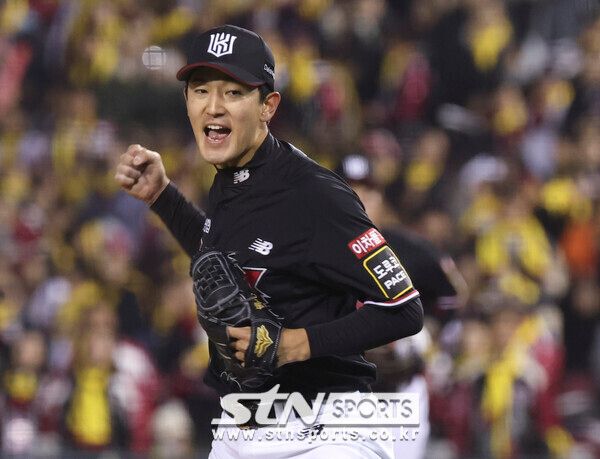 7일 서울 송파구 잠실야구장에서 열린 2023 KBO 포스트시즌 한국시리즈 1차전 LG 트윈스와 KT 위즈 경기, 4회말 KT 선발 고영표가 LG 박해민을 삼진으로 잡고 무실점 이닝 종료하자 포효하고 있다. 사진┃뉴시스