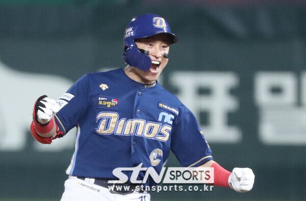 23일 오후 인천 SSG랜더스필드에서 열린 2023 KBO 포스트시즌 준플레이오프 NC다이노스와 SSG 랜더스의 2차전 경기, 8회 초 1사 2루 상황 NC 손아섭이 1타점 적시 2루타를 치고 기뻐하고 있다. 사진┃뉴시스