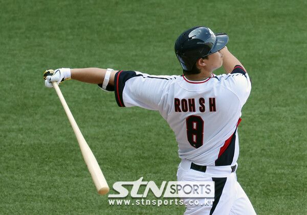 5일 중국 샤오싱 야구-소프트볼 스포츠센터 야구장에서 열린 2022 항저우 아시안게임 야구 슈퍼라운드 한국 대 일본 경기, 한국 공격 6회말 1사 1,3루 상황 4번타자 노시환이 1득점 희생플라이를 치고 있다. 사진┃뉴시스