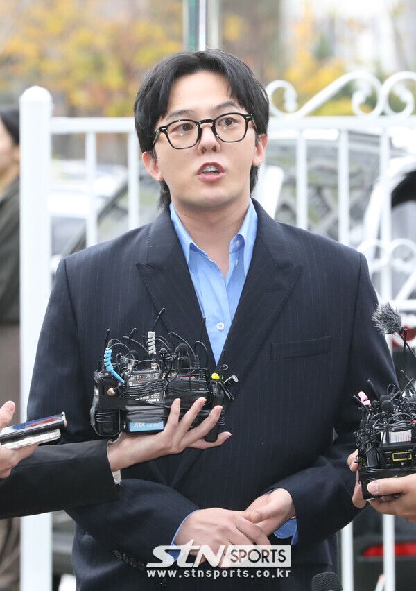 마약 투약 의혹을 받는 가수 지드래곤(권지용)이 6일 인천 남동구 인천논현경찰서에 자진 출석해 조사를 받으러 들어가기 앞서 기자 질문에 답하고 있다. 사진┃뉴시스