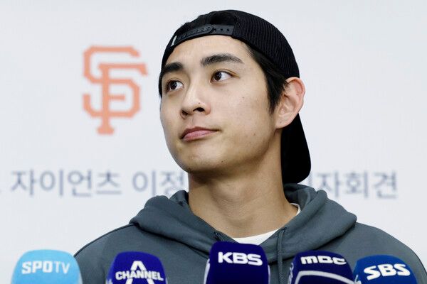 메이저리그 샌프란시스코 자이언츠에 입단한 이정후가 19일 인천국제공항을 통해 귀국 후 취재진 질문을 듣고 있다. 사진┃뉴시스