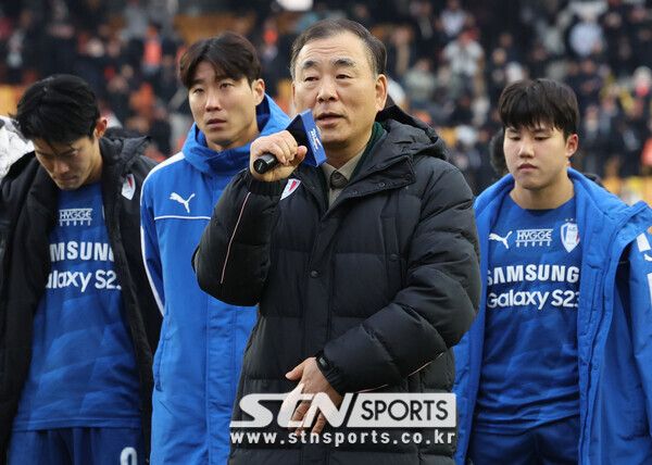 이준 수원삼성 대표이사가 2일 오후 경기 수원시 수원월드컵경기장에서 열린 프로축구 하나원큐 K리그1 38라운드 수원삼성 블루윙즈와 강원FC의 경기에서 0대0으로 비기며 2부리그 강등이 확정 된 뒤 팬들에게 사과 인사하고 있다. 사진┃뉴시스