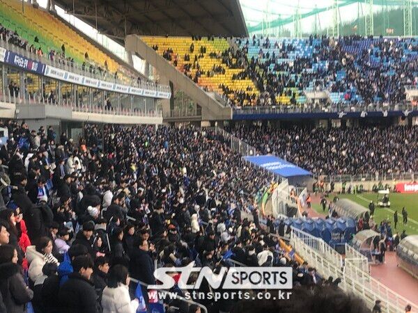경기 종료 후 망연자실한 수원삼성 팬들. 사진┃이형주 기자(수원)