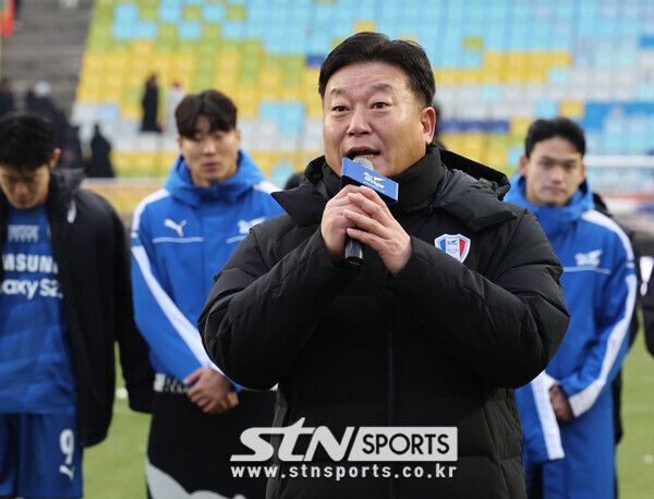 오동석 수원삼성 축구단 단장이 2일 오후 경기 수원시 수원월드컵경기장에서 열린 프로축구 하나원큐 K리그1 38라운드 수원삼성 블루윙즈와 강원FC의 경기에서 0대0으로 비기며 2부리그 강등이 확정 된 뒤 팬들에게 사과 인사하고 있다. 사진┃뉴시스