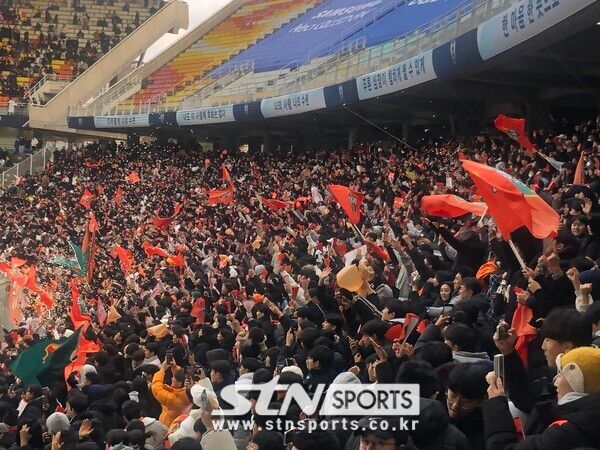 경기 종료 후 기뻐하는 강원FC 팬들. 사진┃이형주 기자(수원)