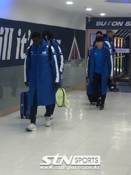고개 숙인 채 선수단 버스에 오르는 수원삼성 선수단. 사진┃이형주 기자(수원)