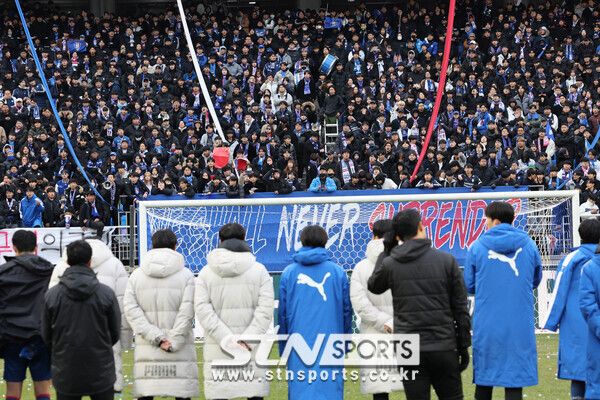 2일 경기 수원월드컵경기장에서 열린 프로축구 하나원큐 K리그1 수원삼성 블루윙즈 대 강원FC의 경기, 무승부를 기록하며 2부리그 강등이 확정된 수원삼성 선수들이 팬들에게 인사하고 있다. 사진┃뉴시스