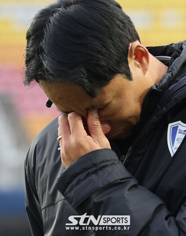 눈물 흘리는 염기훈 감독대행. 사진┃뉴시스