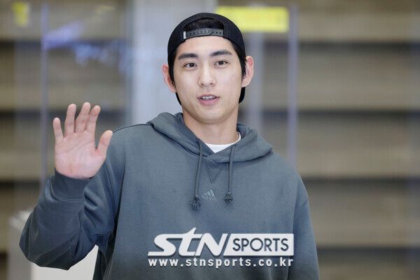 메이저리그 샌프란시스코 자이언츠에 입단한 이정후가 19일 인천국제공항을 통해 귀국하며 취재진을 향해 손을 흔들고 있다. 사진┃뉴시스